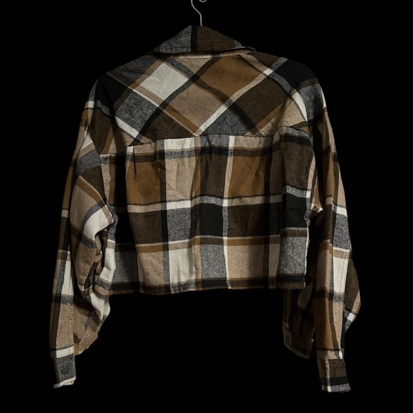 Ashley by 26 International Cropped Shacket - Picture 2 of 4